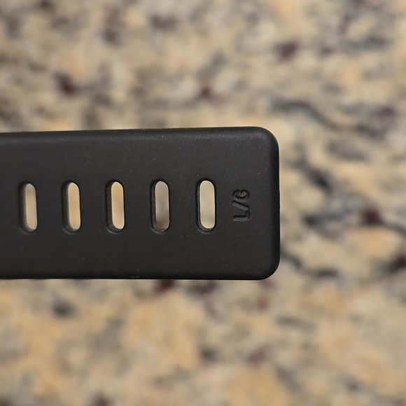 Fitbit Versa 2 with Accessories - Picture 4 of 9